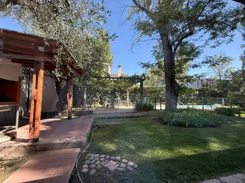 Casa 12 ambientes con 5 baños