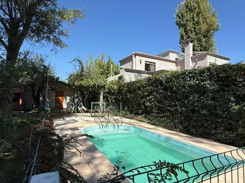 Casa en Alquiler con 4 cocheras