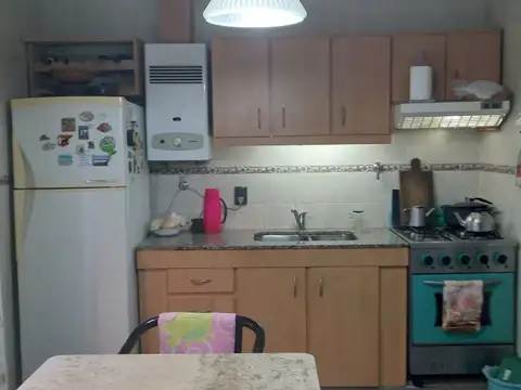 CASA 2 DORMITORIOS LUMINOSA, PATIO-PARRILLA