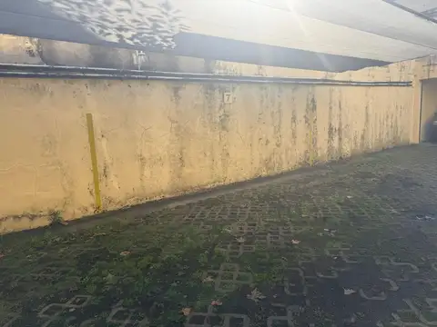 COCHERA FIJA DESCUBIERTA (pero cuenta con media sombra)