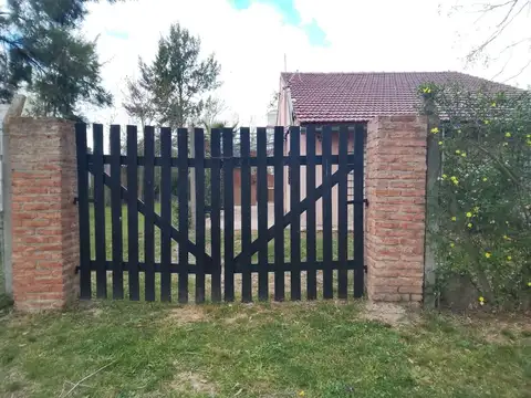 Casa 2 dormitorios, con parque y pileta, Barrio Dardo Rocha Domselaar ALQUILER