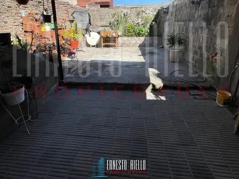 VENTA 2 CASAS SOBRE MISMO LOTE DE 2 AMBIENTES CADA UNA EN QUILMES OESTE.