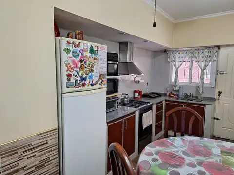 CASA VENTA 4 AMB.+ DEPTO 2 AMB+COCHERAS BURZACO