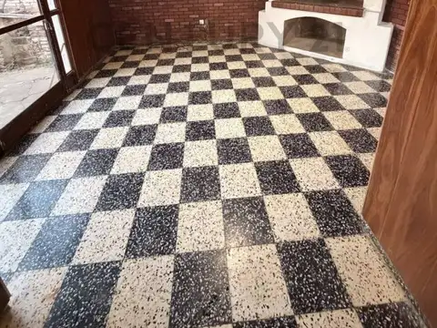 CASA EN VENTA (TIPO ALPINA) - dos plantas  con amplio terreno - 26 de enero 940