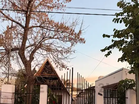 CASA EN VENTA (TIPO ALPINA) - dos plantas  con amplio terreno - 26 de enero 940
