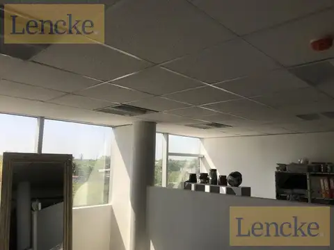 Lencke Vende - Excelente oficina c/4 cocheras, se recibe bien en parte de pago