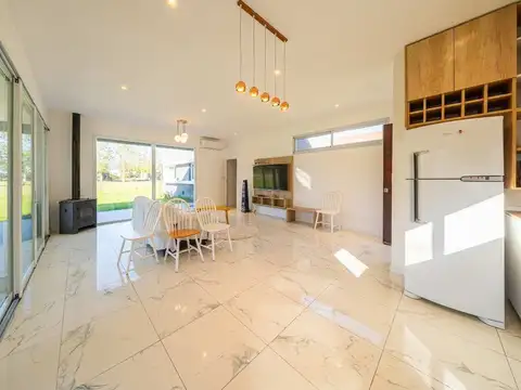 Casa en Venta con 2 cocheras