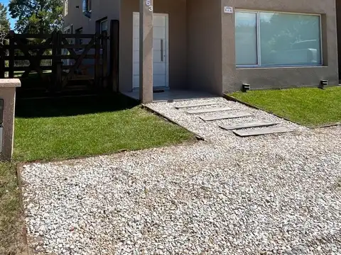 Duplex en venta en Las Gaviotas, 4 amb con jardín, pileta y cochera