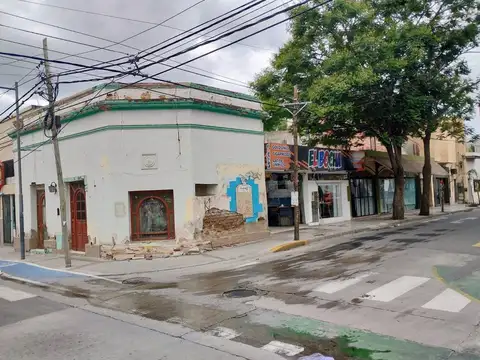 SE VENDE IMPORTANTE PROPIEDAD CÉNTRICA CON LOCALES