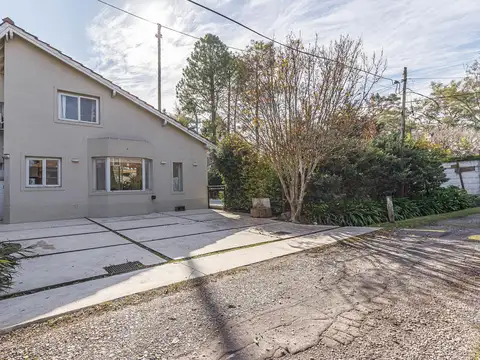 Casa en Venta con 3 cocheras