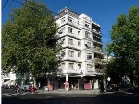 SE VENDE, Departamento en esquina con balcón