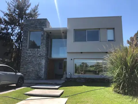 Casa en Ayres de Pilar