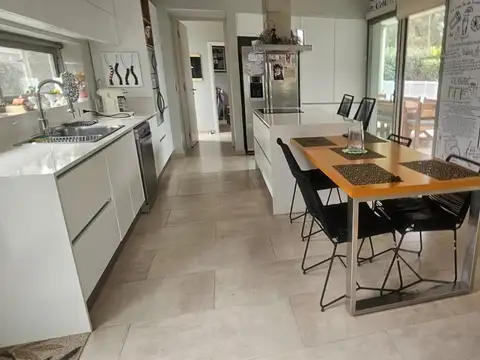 Ayres de Pilar, casa moderna en venta