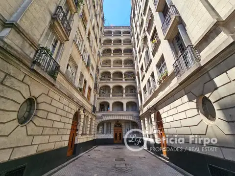 Departamento antiguo reciclado en edificio patrimonial emblemático.