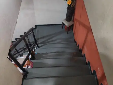 Casa en venta con varios ambientes y local comercial.