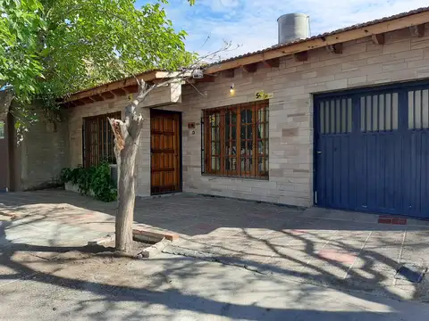 Casa Apta Crédito con Tres Dorm., Triple Cochera, Jardín y Churrasquera – Guaymallén