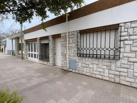 VENTA - CASA ZONA CENTRO - 3 DORMITORIOS - SERVICIO DE GAS NATURAL