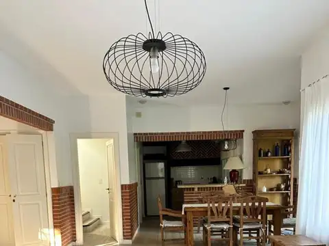 Casa en Cariló remodelada a nuevo, 5 dormitorios, casa de huéspedes, lote de 936 m², a 4 cuadras del mar