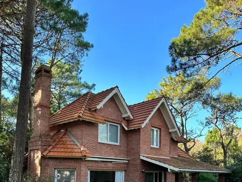 Casa en Cariló remodelada a nuevo, 5 dormitorios, casa de huéspedes, lote de 936 m², a 4 cuadras del mar