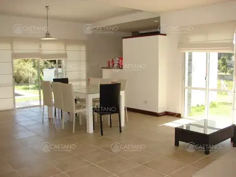 Casa 6 ambientes con 5 baños