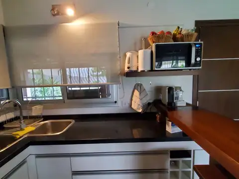 Casa 6 ambientes con 2 baños