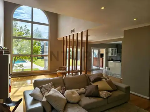 Casa en Venta en Abril Club De Campo, USD 740.000