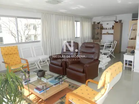Apartamento en venta con vista al puerto !