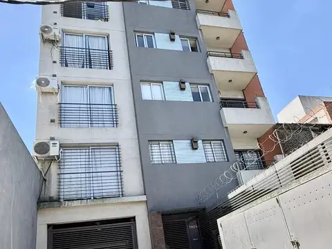 Departamento 2 ambientes con cochera descubierta