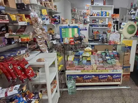 Kiosco al lado de colegio y frente a parada