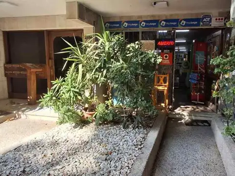 Kiosco al lado de colegio y frente a parada