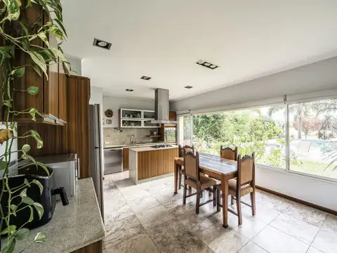 Casa en Venta con 3 cocheras