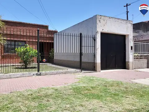 VENTA CASA 3 AMB CON  COCHERA , PATIO Y JARDIN