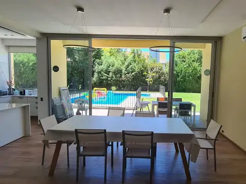 Casa 6 ambientes con 4 baños