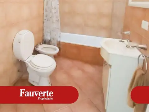 P. H. INDEPENDIENTE TODO EN PLANTA BAJA EN VILLA SARMIENTO.