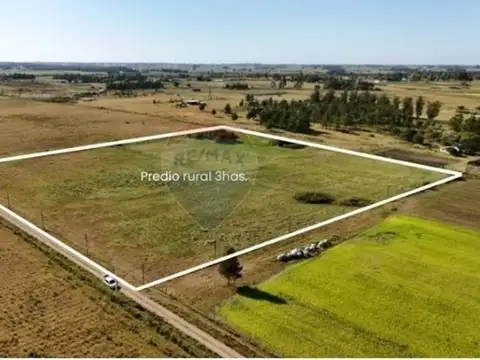 Ruta 7 km 50.900, a 400m por camino vecinal.