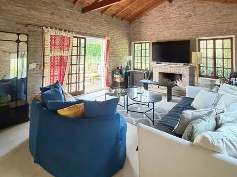 Casa en Venta con 2 cocheras