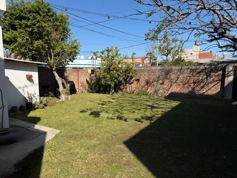 VENTA CASA 3 AMBIENTES EN TABLADA COCHERA Y JARDIN