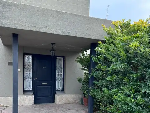 Tres Arroyos: 2 Propiedades en Barrio Residencial