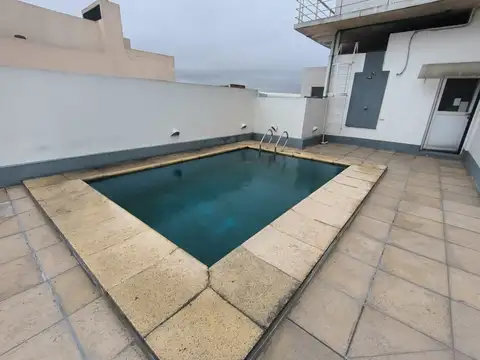 Excelente monoambiente amplio con balcon. Laundry, solarium piscina