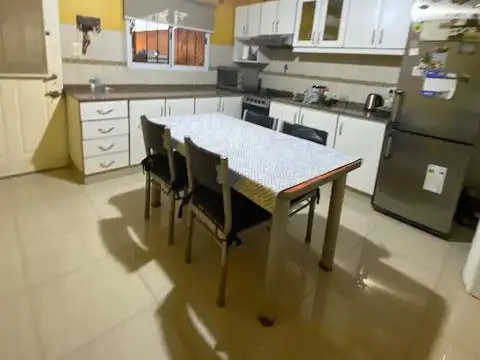 Casa en Alquiler con 1 cochera
