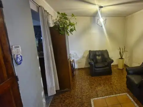 Casa 8 ambientes con 2 baños