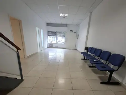 Oficina 20 ambientes con 5 baños