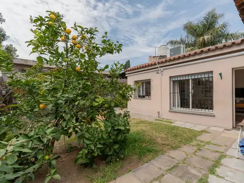 Casa en venta de 4 ambientes con jardín y cochera en Ciudadela