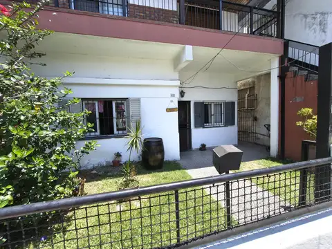 MUY BUEN PH A LA VENTA. AL FRENTE EN PLANTA BAJA. 3 AMBIENTES CON PATIO EN VILLA BALLESTER.