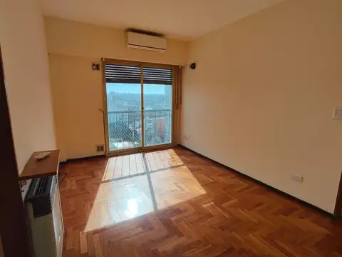 Mercedes 200, Piso 12