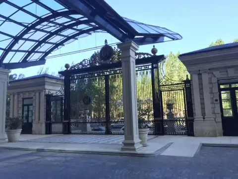 EXCELENTE 2 AMBIENTES CON COCHERA FIJA EN EDIFICIO CHATEAU PISO ALTO