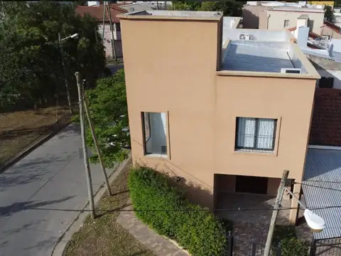 Exc Casa 4 Dor Vta Esc/qcho/asad/jard/gge B° U.