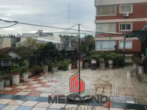 Casa en  Block con Locales