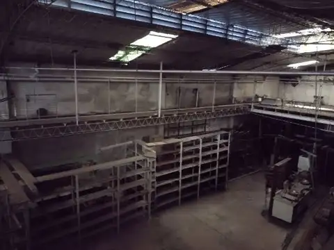 Espectacular galpon con casa, techo parabolico de chapa c/lucarna de 6m de altura mas 91m de altillo