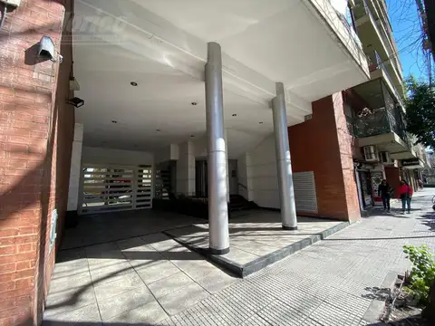 Semipiso  2 dormitorios con cochera fija y cubierta, en venta en Caballito.